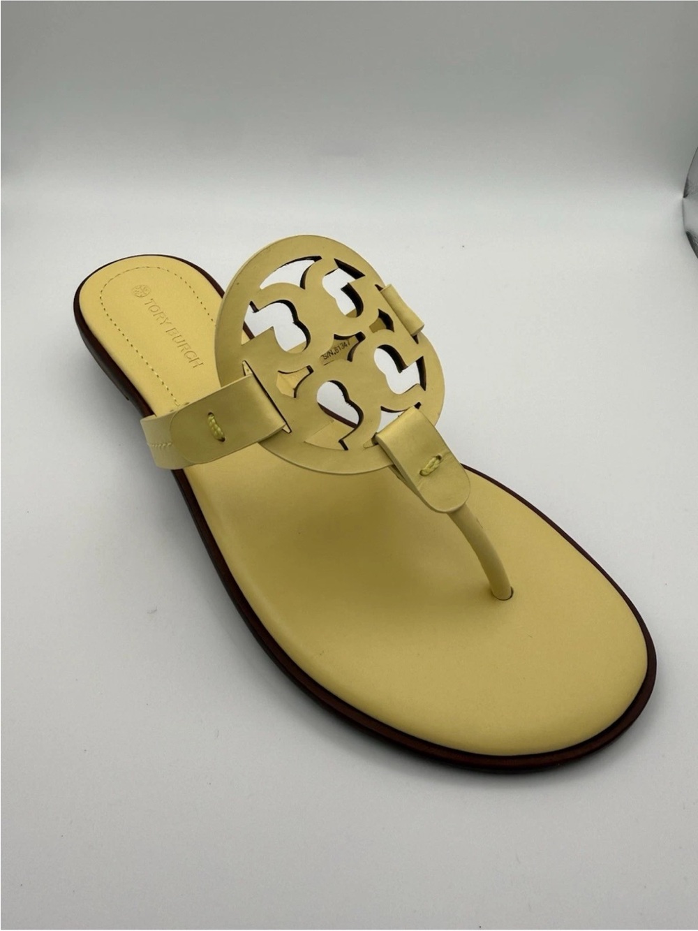 Tory Burch Pale Yellow Miller Logo Thong Sandals - Picture 6 of 7